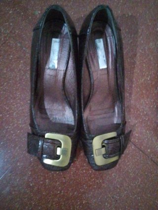 Zapatos de vestir mujer marrones y doradoscon cuña