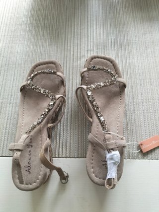 Bajada de precio.Sandalias Alma en Pena sin estren