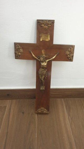 Cruz de madera con figura de Cristo INRI