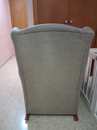 Sillón de tela beige y gris