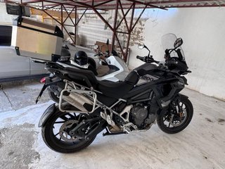 Triumph Tiger 1200 GT Pro 2024 con 3 maletas