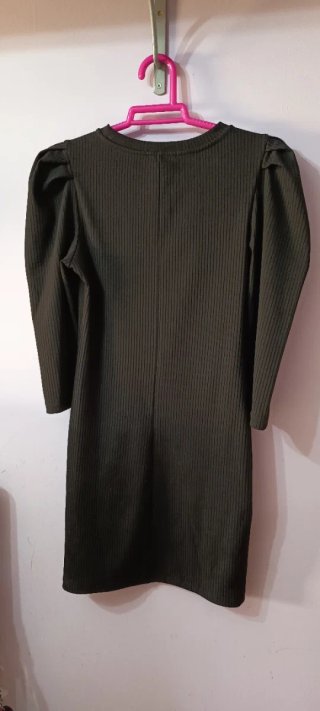Vestido negro ajustado con mangas abullonadas