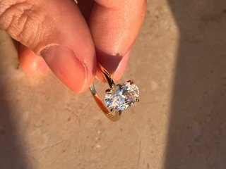 Anello placcato oro con pietra luminosa
