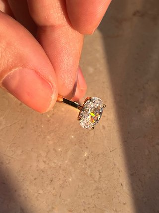Anello placcato oro con pietra luminosa