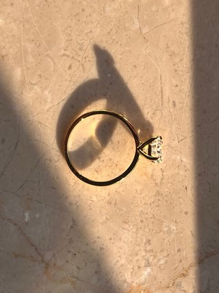 Anello placcato oro con pietra luminosa
