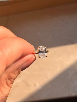 Anello placcato oro con pietra luminosa