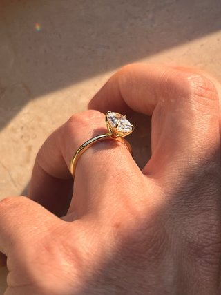 Anello placcato oro con pietra luminosa