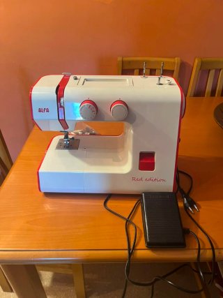 Máquina de coser Alfa Red Edition