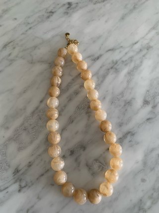 Collar de bolas de resina color beige