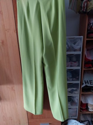 Traje chaqueta y pantalón verde pistacho