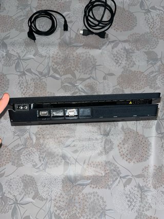 PS4 Slim Negra + Fifa19 y Watch Dogs 2