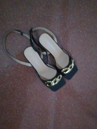 Sandalias negras con cadena dorada
