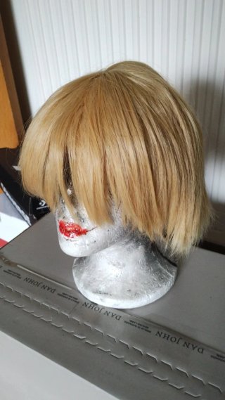 Peluca rubia corta