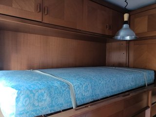 Mueble cama y armario, colchones incluidos.