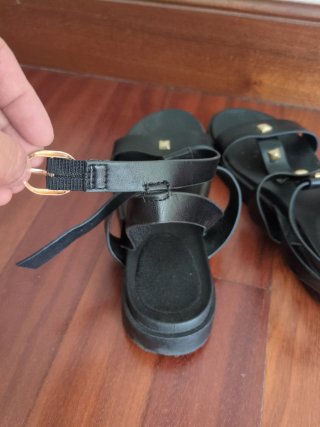 Sandalias negras con tachuelas