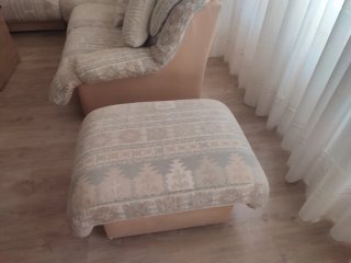 Sofá rinconero de tela beige y multicolor