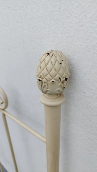 Cabecero de cama metálico beige