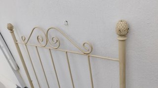 Cabecero de cama metálico beige