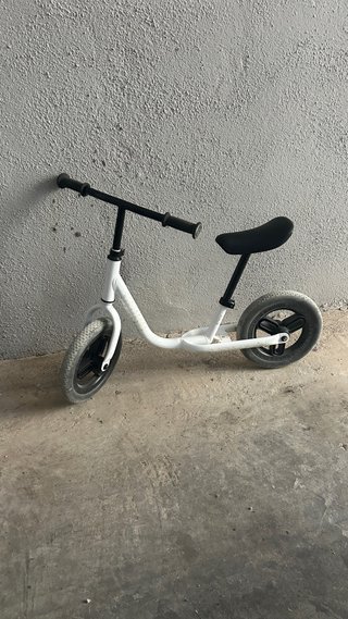 Bicicleta de equilibrio blanca para niños
