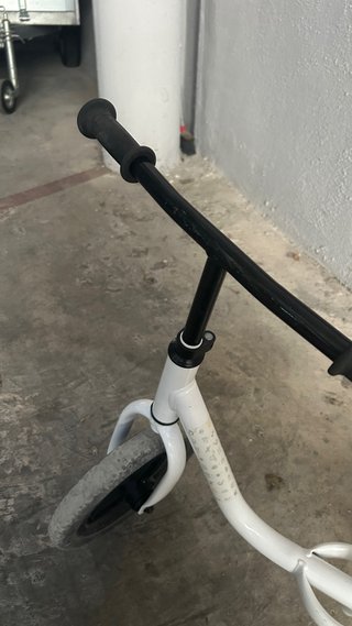Bicicleta de equilibrio blanca para niños