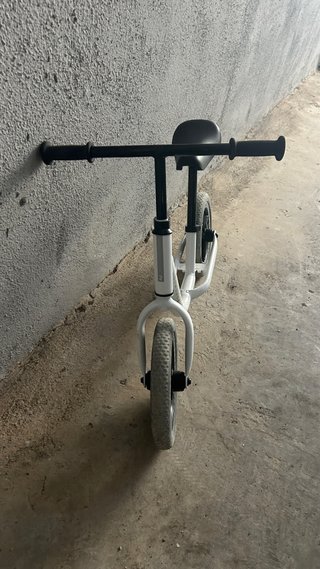 Bicicleta de equilibrio blanca para niños