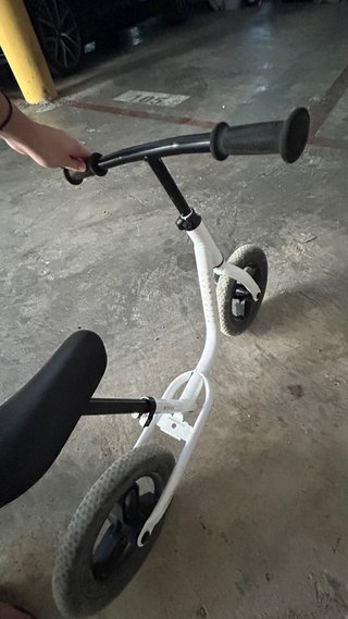 Bicicleta de equilibrio blanca para niños