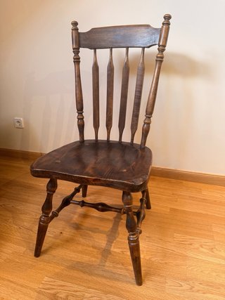 Silla de madera rústica