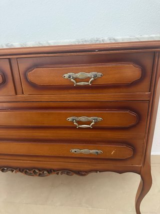 Cómoda de madera con tapa de mármol