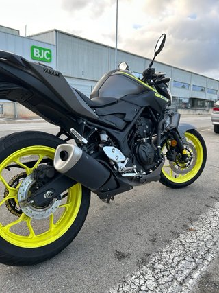 Yamaha MT03 Naked Gris y Amarillo