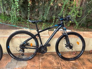 Bicicleta de montaña negra Rockrider