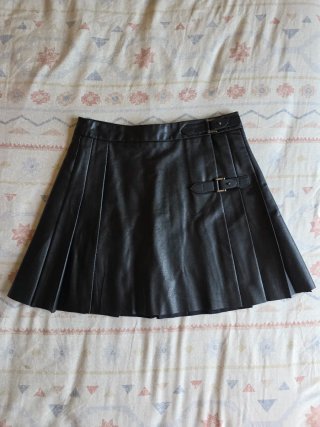 Falda cuero negra plisada