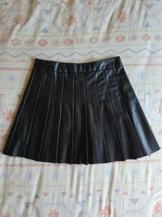 Falda cuero negra plisada