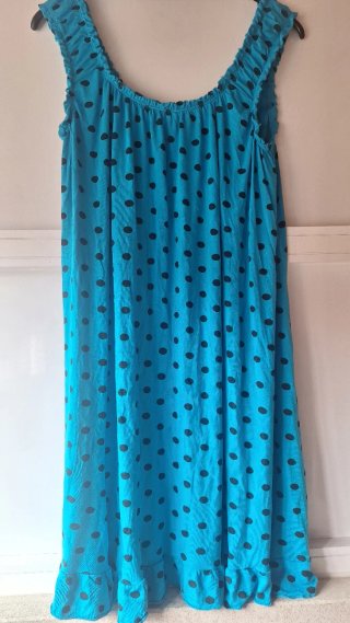 Vestido azul con lunares negros