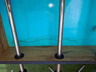 Futbolín de madera con campo azul
