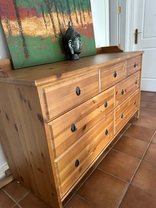 Cómoda de madera con 7 cajones.