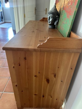 Cómoda de madera con 7 cajones.