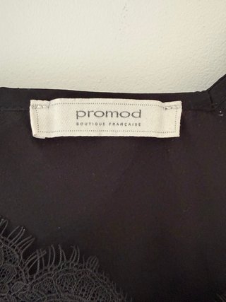 Blusa negra con encaje