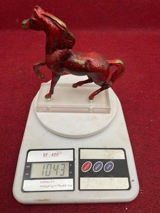 Precioso caballo de bronce pintado a mano Beyer