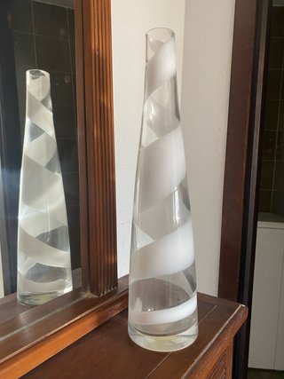 Jarrón cónico cristal con espiral blanco