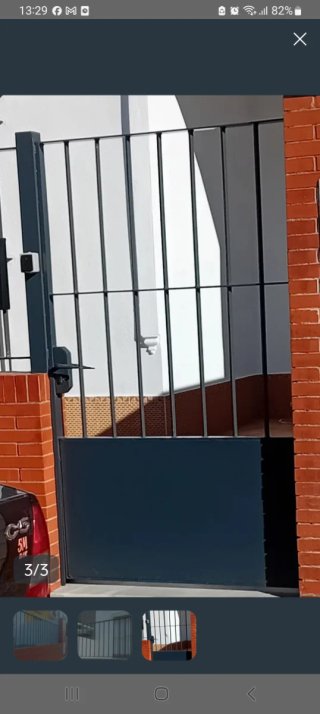 Puerta de hierro con diseño de rejas