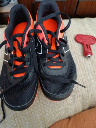 Zapatillas de atletismo negras y naranjas Talla 33