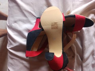 Sandalias rojas y negras