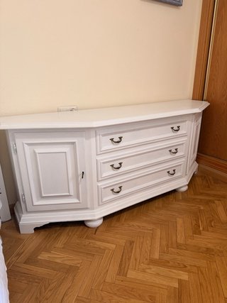 Cómoda antigua de madera blanca