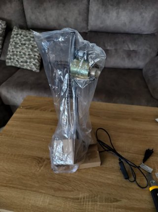 Lámpara de escritorio CENTO negra y dorada