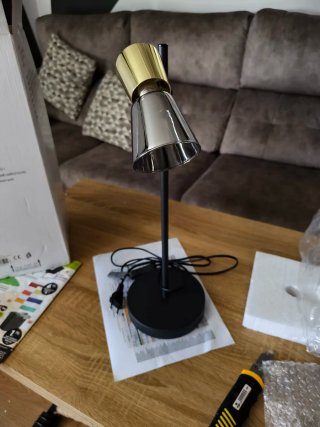 Lámpara de escritorio CENTO negra y dorada