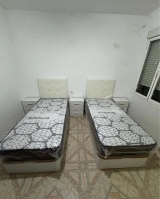 Letto smontabile in legno con materassi in memory foam