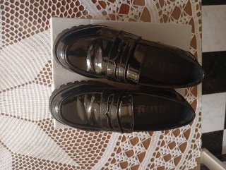 Zapatos Mustang negros talla 38 niña