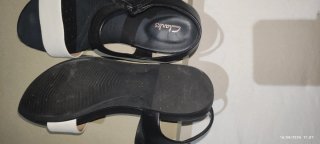 Sandalias Clarks Negras y Blancas