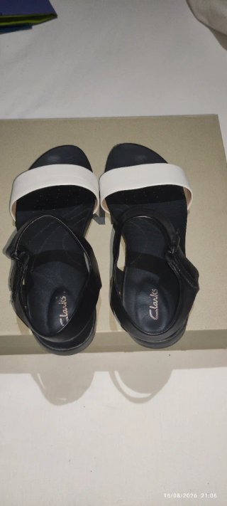 Sandalias Clarks Negras y Blancas