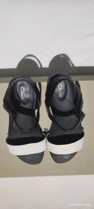 Sandalias Clarks Negras y Blancas